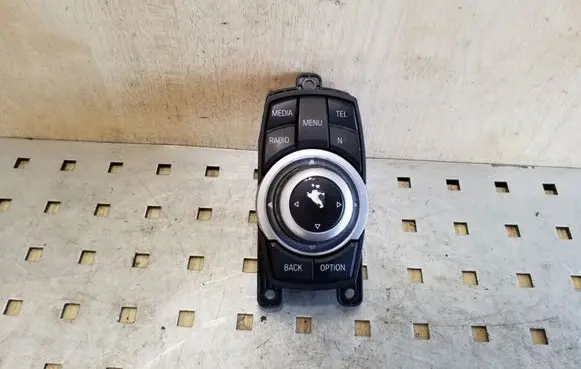 Head unit multimedia control