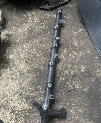 BMW 5 E39 Fuel distributor 0281002475