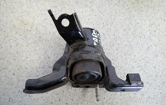 Toyota Yaris Engine mount vacuum valve 
