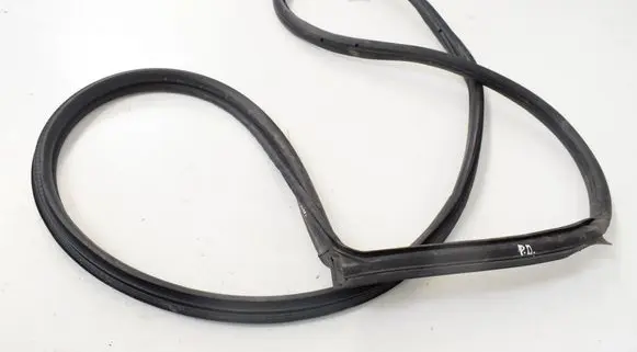 Porsche Macan (95B) Rubber seal front door (on door) 7267912
