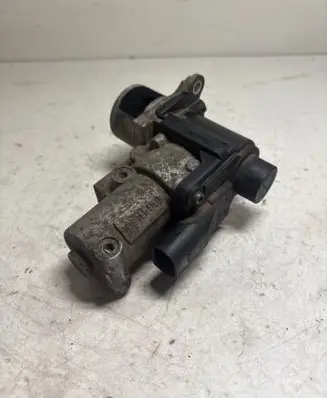 Volkswagen Touran I EGR valve 03G131501N