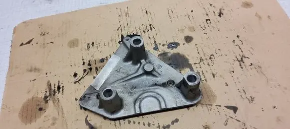 Opel Zafira B Engine mounting bracket