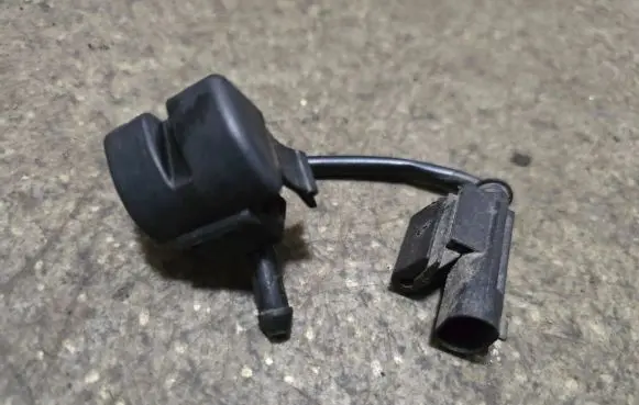 BMW 3 E46 Windshield washer spray nozzle 8374366