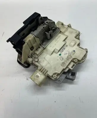 Volkswagen PASSAT B6 Rear door lock 3C4839016