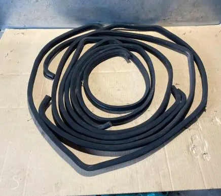 Mercedes-Benz E W124 Rubber seal front door (on door) 