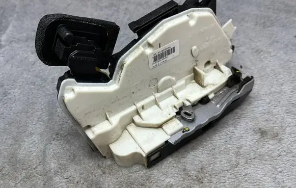 Skoda Fabia Mk3 (NJ) Front door lock 5G1837016C