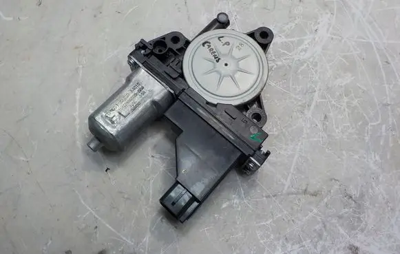 KIA Carens III Front door window regulator motor 82450A4010
