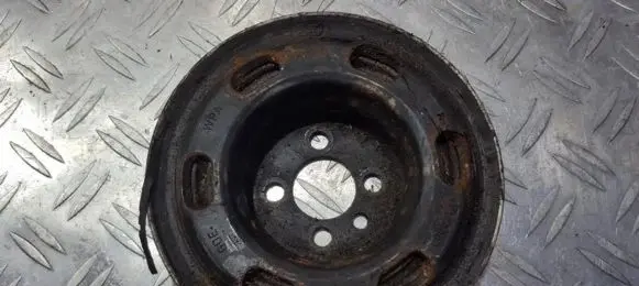 Volkswagen PASSAT B5 Crankshaft pulley 058105251
