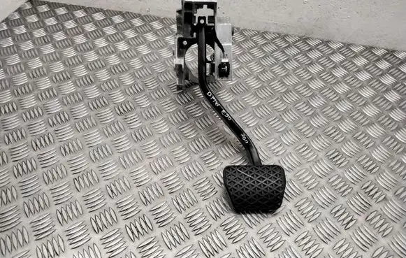 BMW 3 E90 E91 Brake pedal 6751975