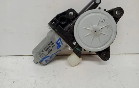 KIA Carens III Front door window regulator motor 82450-A4000