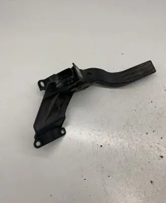 Ford Mondeo Mk III Accelerator throttle pedal 1S719F836BB
