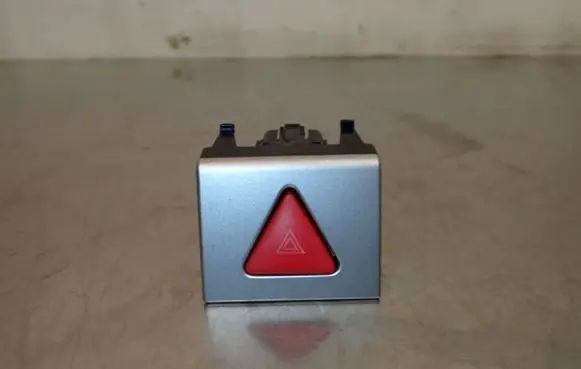 Volkswagen PASSAT B6 Hazard light switch