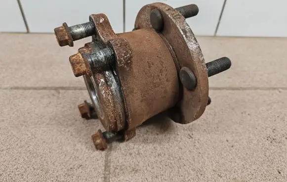Rear wheel hub