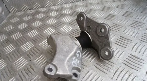 BMW 5 G30 G31 G38 Engine mount bracket