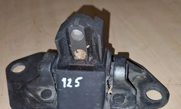 Volvo S60 Engine mount bracket 8624757