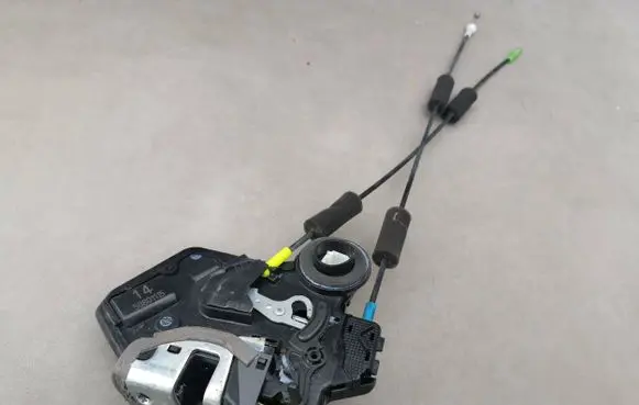 Lexus RX 330 - 350 - 400H Rear door lock