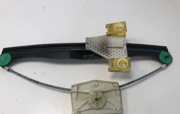 Rear window lifting mechanism without motor