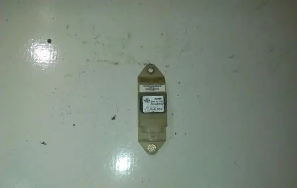 Hyundai Accent Airbag deployment crash/impact sensor 60671767 v010z9
