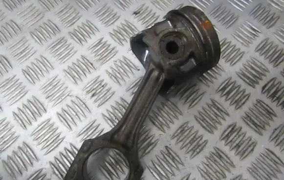 Volkswagen Golf III Piston with connecting rod