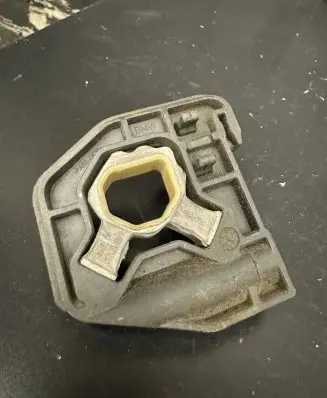 BMW 4 F32 F33 Radiator mount bracket 8620732