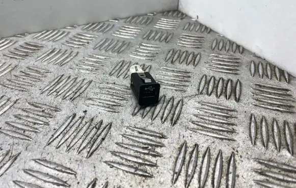 BMW 5 F10 F11 USB socket connector 9237656 84109237656