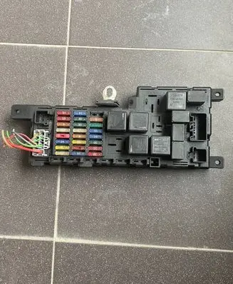 Volvo V70 Fuse module 8637841 518717004 020312100451