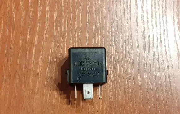 Mercedes-Benz C W202 Other relay A0025421319 V23134B52X336
