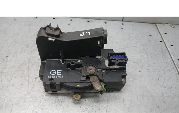 Opel Corsa C Front door lock 13154791