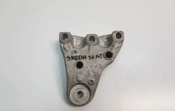 Volkswagen Golf V Engine mount bracket