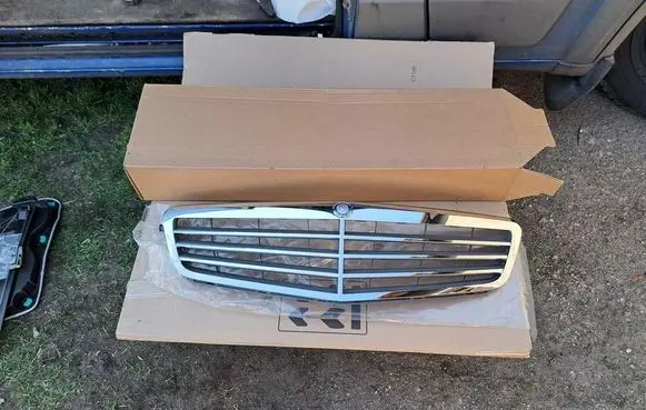 Mercedes-Benz C W204 Front bumper upper radiator grill A2048801283