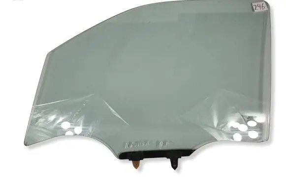 Nissan Navara D40 Front door window glass four-door 43R000016
