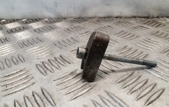 Jeep Grand Cherokee (WK) Fuel Injector clamp holder