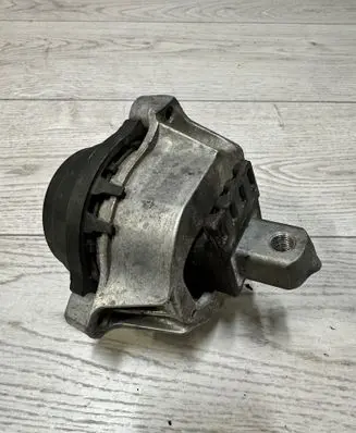 BMW 5 G30 G31 G38 Engine mount bracket 6878247
