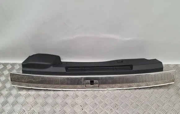 Trunk/boot sill cover protection