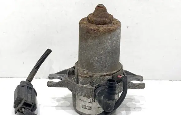 Volvo S70 V70 V70 XC Vacuum pump 30630398