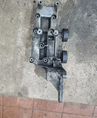 Volvo V70 Engine mounting bracket 8642196