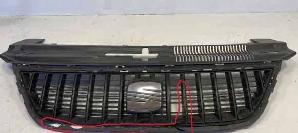 Seat Alhambra (Mk2) Front bumper upper radiator grill 7N5853653