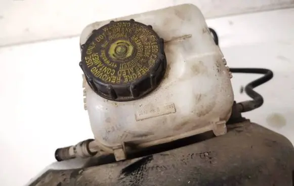 Opel Astra G Brake fluid reservoir 