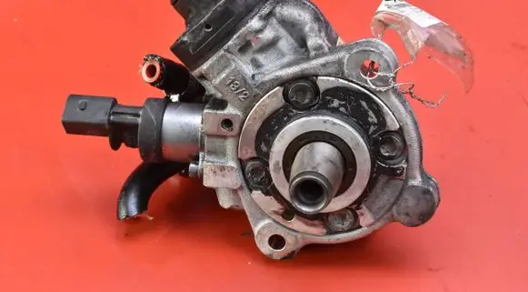 BMW 5 E60 E61 Fuel injection high pressure pump 7807495-02