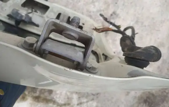 Nissan Micra Tailgate/trunk/boot hinge