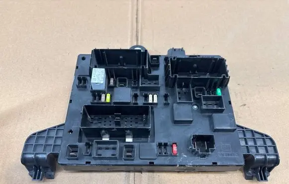 Opel Zafira C Fuse module 365927271 13368651 1110138AA