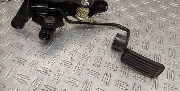 Toyota RAV 4 (XA20) Accelerator throttle pedal 8928133010