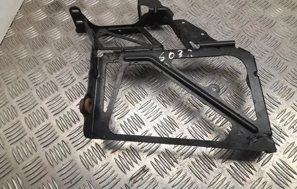 Engine mounting bracket