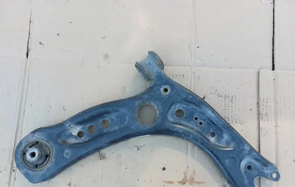 Volkswagen Golf VII Front lower control arm/wishbone 5Q0407152J