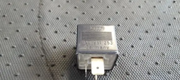 Volkswagen PASSAT B5 Other relay 8A0951253 899587