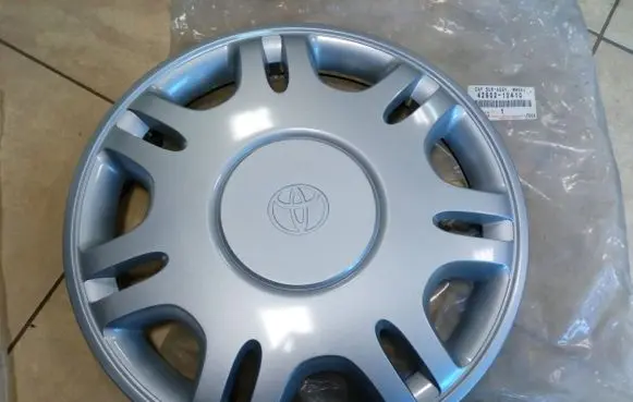 Toyota Yaris R14 wheel hub/cap/trim 4260212410 NE67546