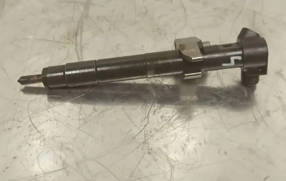 Mercedes-Benz C W204 Fuel injector A6510704987 G69Y0X7J9X Z2EN7W1PRW