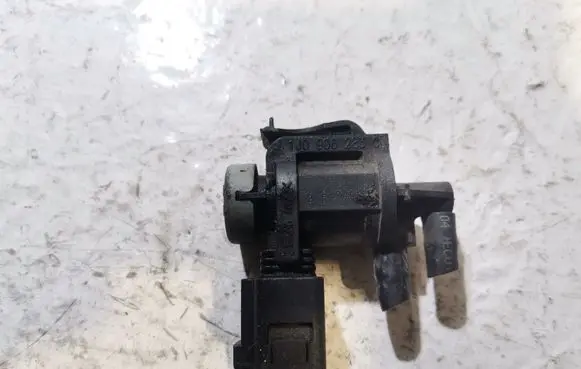 Volkswagen PASSAT B6 Vacuum valve 1J0906283C
