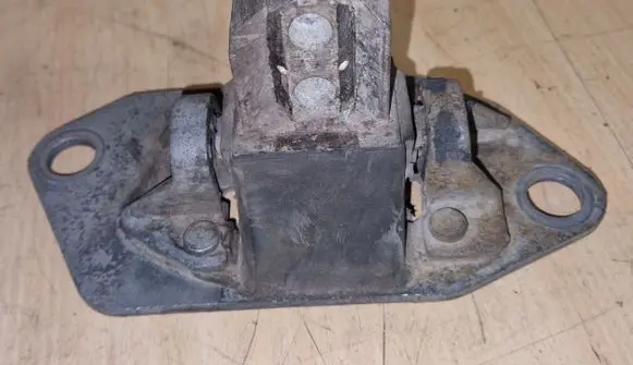Volvo V70 Engine mount bracket 8624757