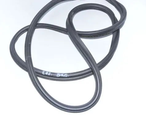 BMW 1 E82 E88 Trunk rubber seal (body) 7208105